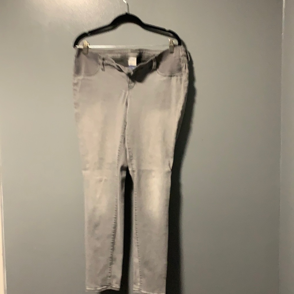 Old Navy maternity wear size 14 grey in color.